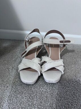Tommy Bahama Cream Frayed Cross-Strap Ankle Strap Sandals